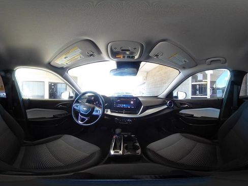 Used 2025 Chevrolet Trax LT w/ LT Convenience Package FWD image 41