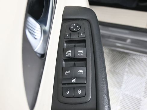 Used 2023 Chrysler Pacifica Touring-L FWD image 21