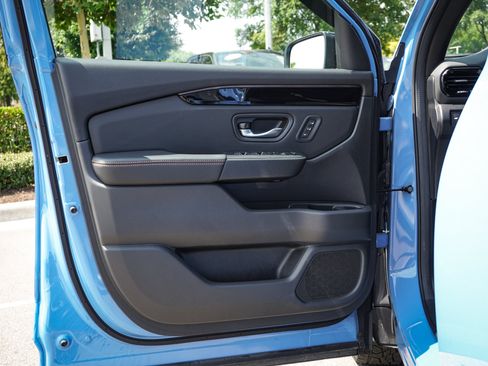 Used 2025 Honda Pilot TrailSport image 14