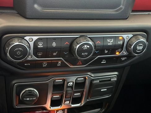 Used 2021 Jeep Wrangler Unlimited Rubicon w/ Cold Weather Group AWD/4WD image 22