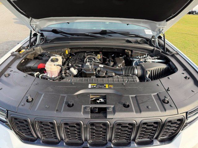 Used 2023 Jeep Grand Cherokee Limited w/ Black Appearance Package RWD image 32