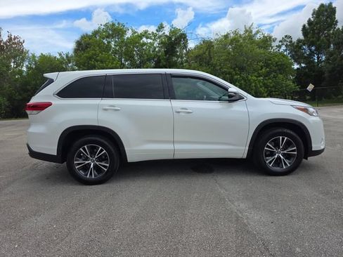 Used 2017 Toyota Highlander Plus FWD image 2