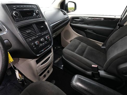 Used 2017 Dodge Grand Caravan SE FWD image 18