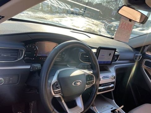 Used 2022 Ford Explorer XLT w/ Equipment Group 202A image 6