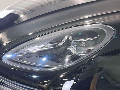 Certified 2023 Porsche Macan Turbo image 5