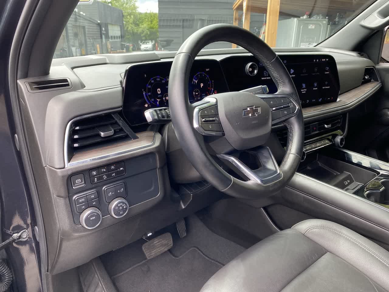 Used 2025 Chevrolet Suburban Z71 AWD/4WD image 2