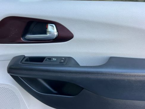 Used 2017 Chrysler Pacifica Limited w/ UConnect Theater Package FWD image 21
