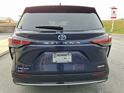 Used 2025 Toyota Sienna Limited image 9