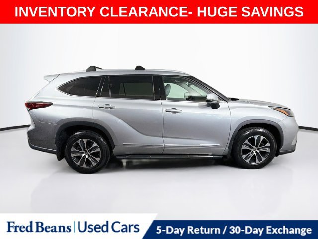 Used 2022 Toyota Highlander XLE AWD/4WD image 11