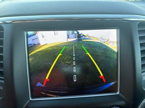 Used 2018 Jeep Grand Cherokee Altitude image 18