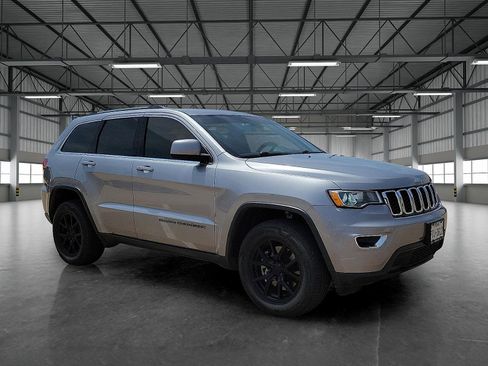 Used 2021 Jeep Grand Cherokee Laredo image 6