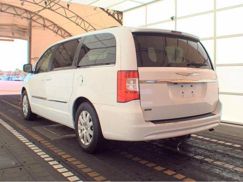 Used 2016 Chrysler Town & Country Touring w/ Driver Convenience Group image 8