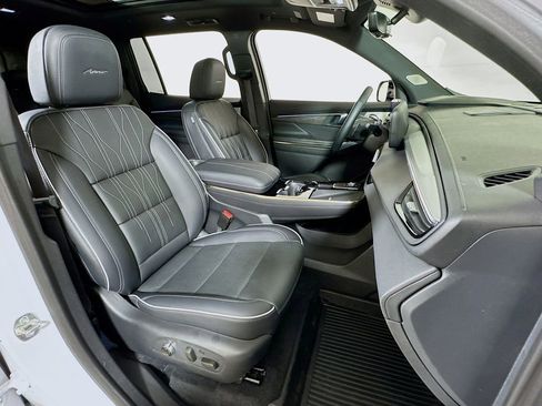 Used 2025 Buick Enclave Avenir AWD/4WD image 29