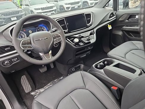 New 2026 Chrysler Voyager LX image 11