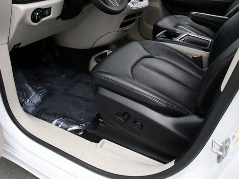 Used 2024 Chrysler Pacifica Touring-L image 23