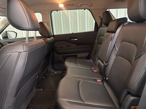 Used 2025 Nissan Pathfinder SL w/ Black Appearance Package FWD image 14