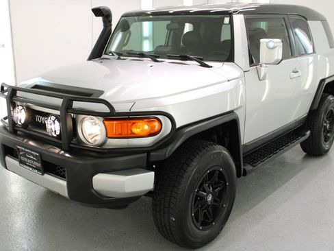 Used 2008 Toyota FJ Cruiser 2WD image 6