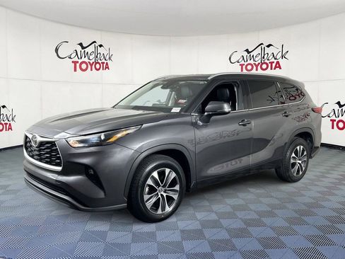 Used 2022 Toyota Highlander XLE FWD image 2
