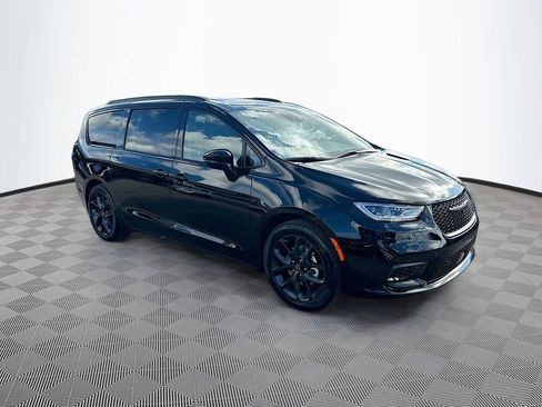 New 2026 Chrysler Pacifica Limited w/ S Appearance Package FWD image 3