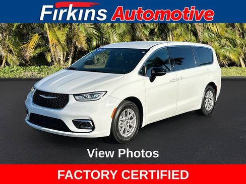 Used 2025 Chrysler Pacifica Select image 1