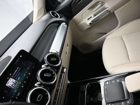 Used 2022 Mercedes-Benz GLB 250 image 18