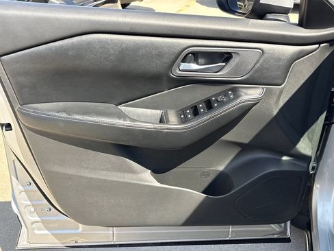 Used 2025 Nissan Rogue SV FWD image 10
