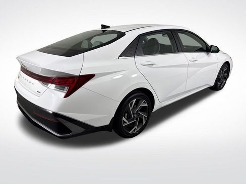 Used 2025 Hyundai Elantra Limited FWD image 3