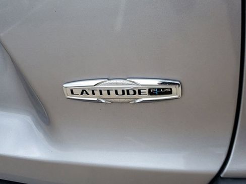 Used 2019 Jeep Cherokee Latitude Plus FWD image 3