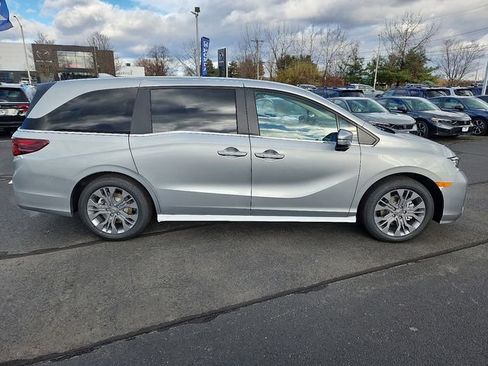 New 2026 Honda Odyssey Touring image 7