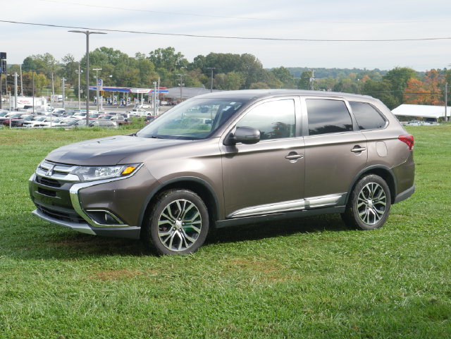 Used 2016 Mitsubishi Outlander FWD image 2
