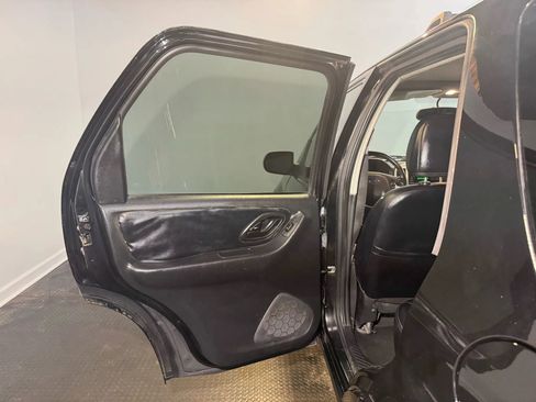 Used 2005 Ford Escape Limited image 21