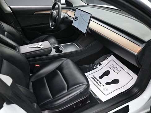 Used 2021 Tesla Model 3 Standard Range Plus image 32