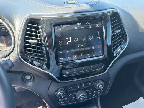 Used 2019 Jeep Cherokee Limited w/ Technology Group FWD image 4