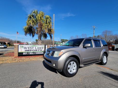 Used 2006 Nissan Pathfinder LE image 1