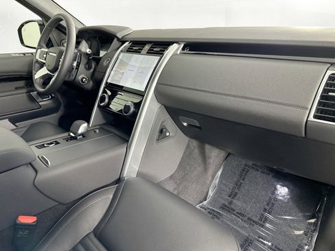 Used 2025 Land Rover Discovery S image 27