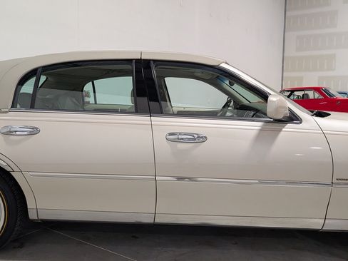 Used 2001 Lincoln Town Car Cartier RWD image 40
