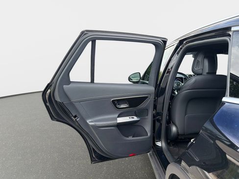 Used 2025 Mercedes-Benz GLC 300 4MATIC image 30