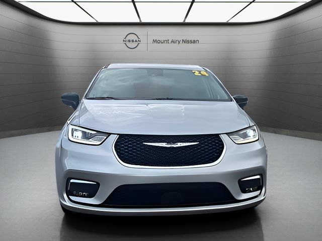 Used 2024 Chrysler Pacifica Touring-L FWD image 1
