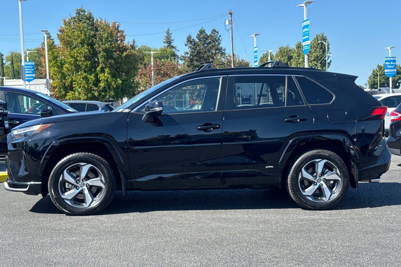 Used 2025 Toyota RAV4 SE AWD/4WD image 2
