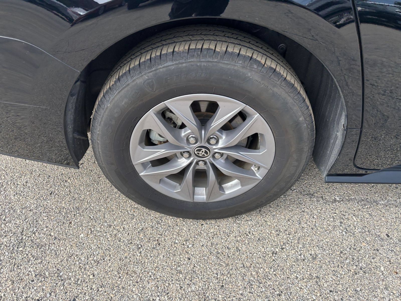 Used 2025 Toyota Sienna XLE FWD image 32