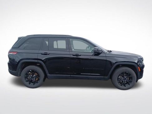 Used 2025 Jeep Grand Cherokee Altitude image 4