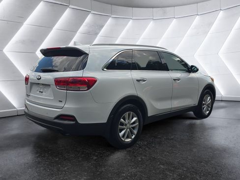 Used 2017 Kia Sorento AWD w/ LX Convenience Package image 5