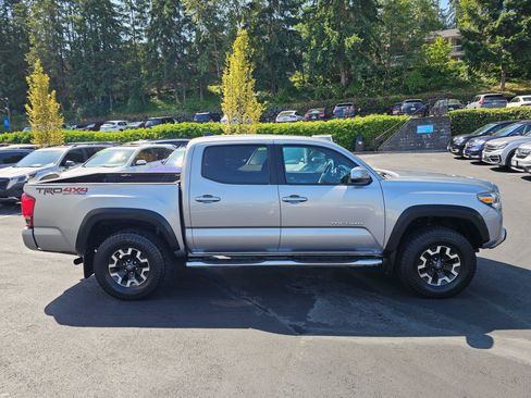 Used 2017 Toyota Tacoma TRD Off-Road w/ Premium & Technology Package AWD/4WD image 8