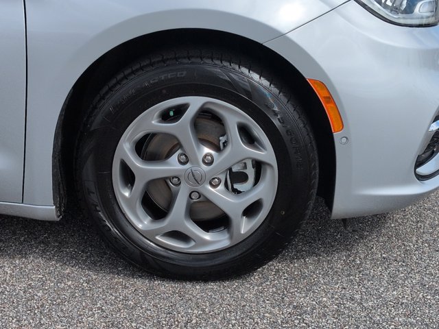 Used 2023 Chrysler Pacifica Limited FWD image 12