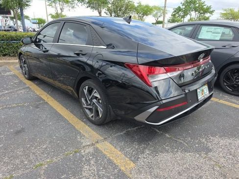 Used 2024 Hyundai Elantra Limited image 9