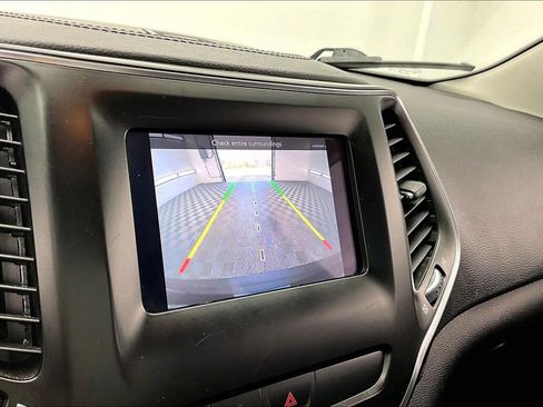 Used 2019 Jeep Cherokee Latitude Plus image 21