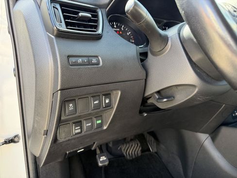 Used 2018 Nissan Rogue SV AWD/4WD image 6