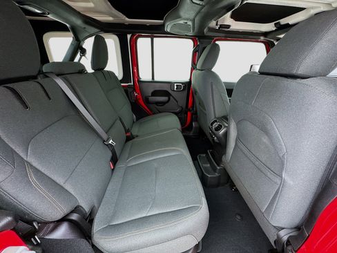 Used 2024 Jeep Wrangler Unlimited image 18