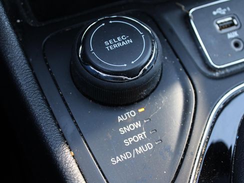 Used 2019 Jeep Cherokee Limited image 16