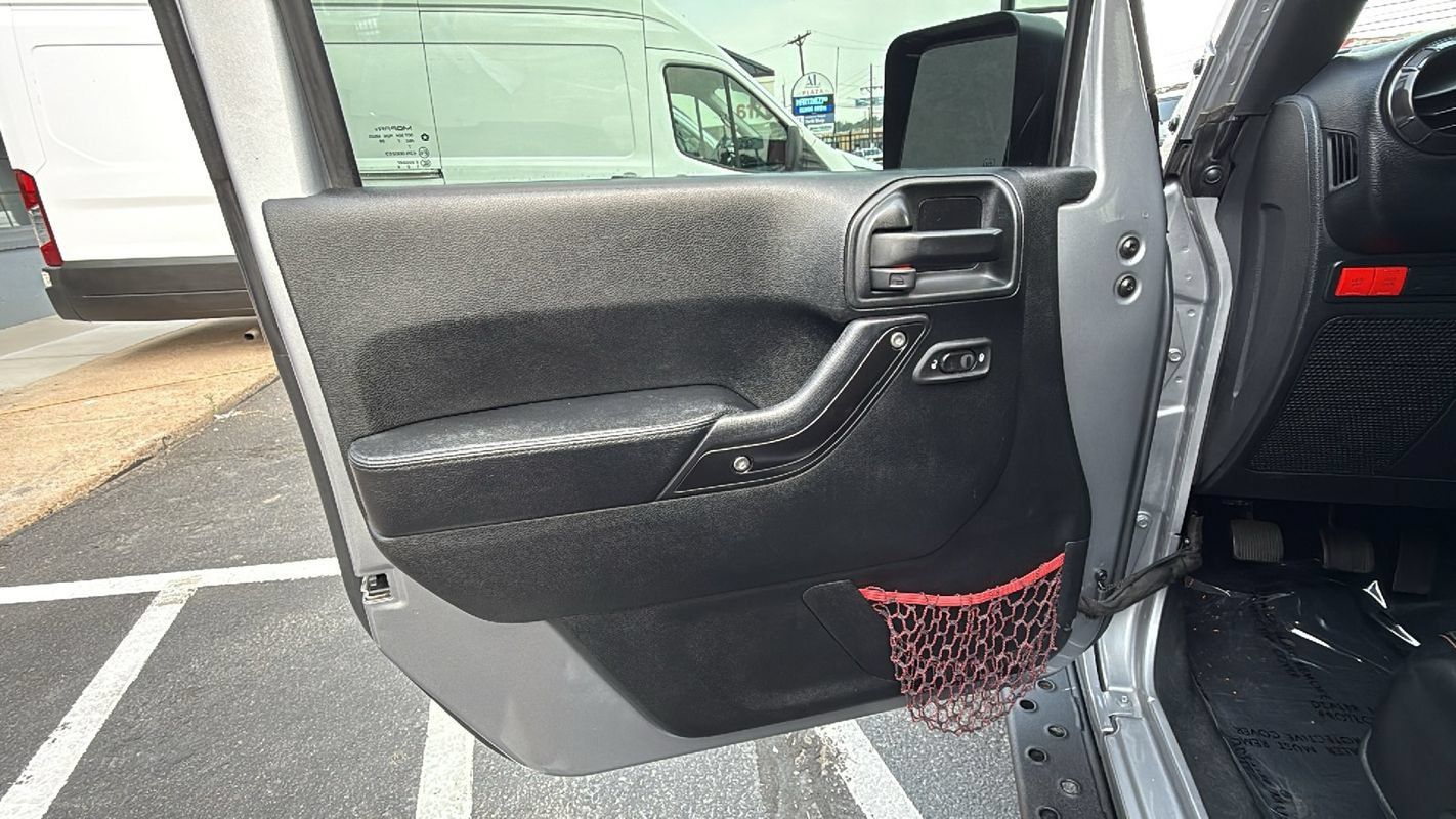 Used 2017 Jeep Wrangler Unlimited Rubicon AWD/4WD image 9
